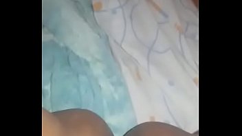 Африканец имеет на кровати отеля шлюху-блондинку с тату и пирсингом